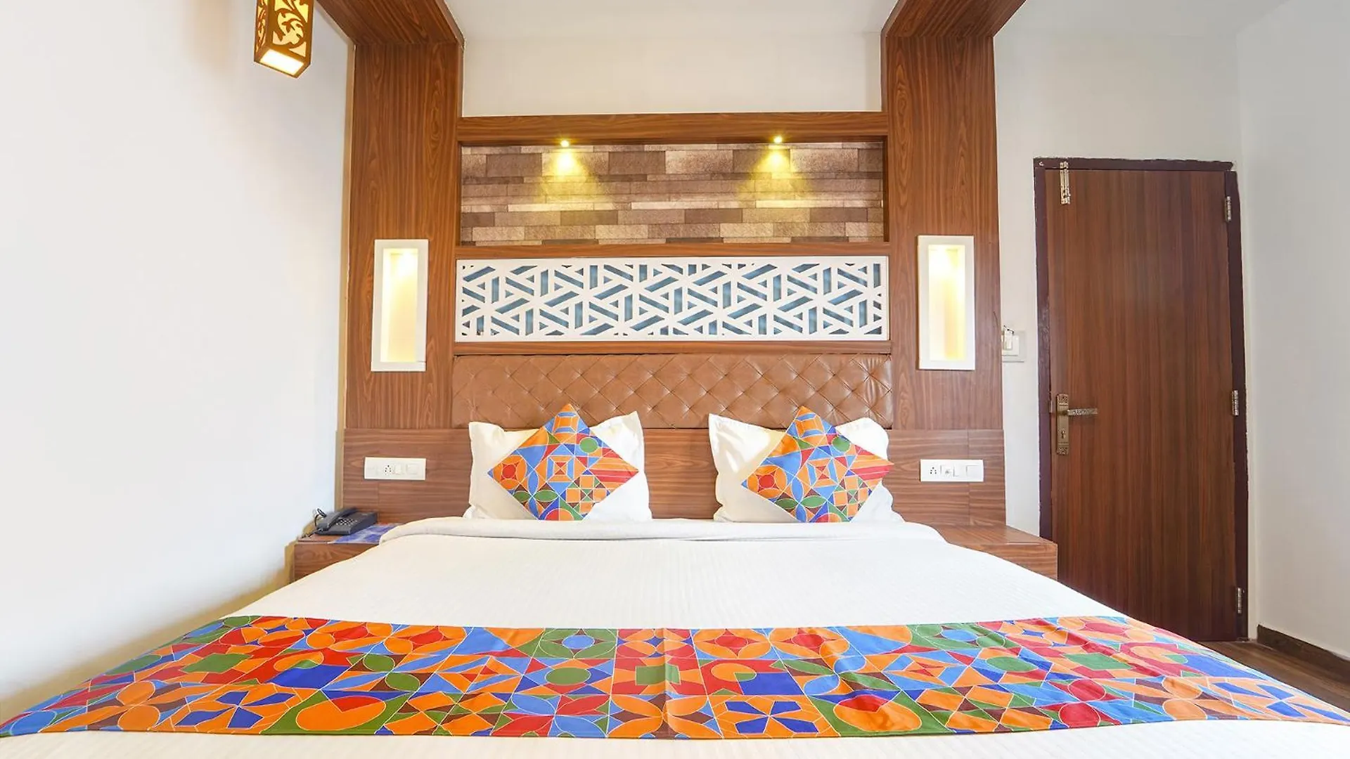 Fabhotel Qube - 800M From Ernakulam Junction South Railway Station Kochi India