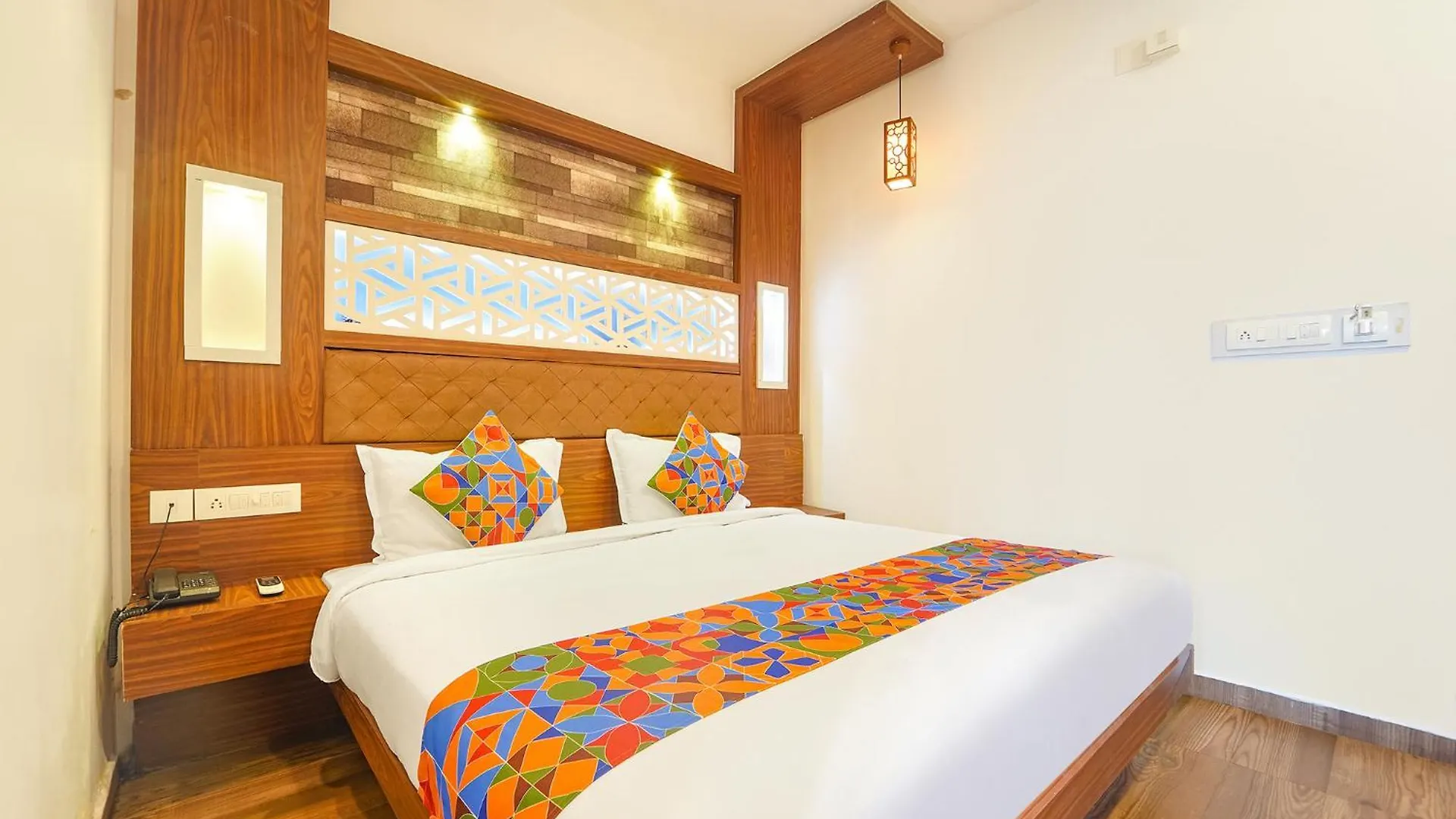 *** Hotel Fabhotel Qube - 800M From Ernakulam Junction South Railway Station Kochi India