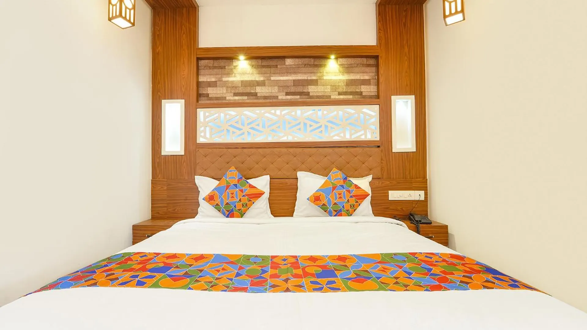 Fabhotel Qube - 800M From Ernakulam Junction South Railway Station Kochi