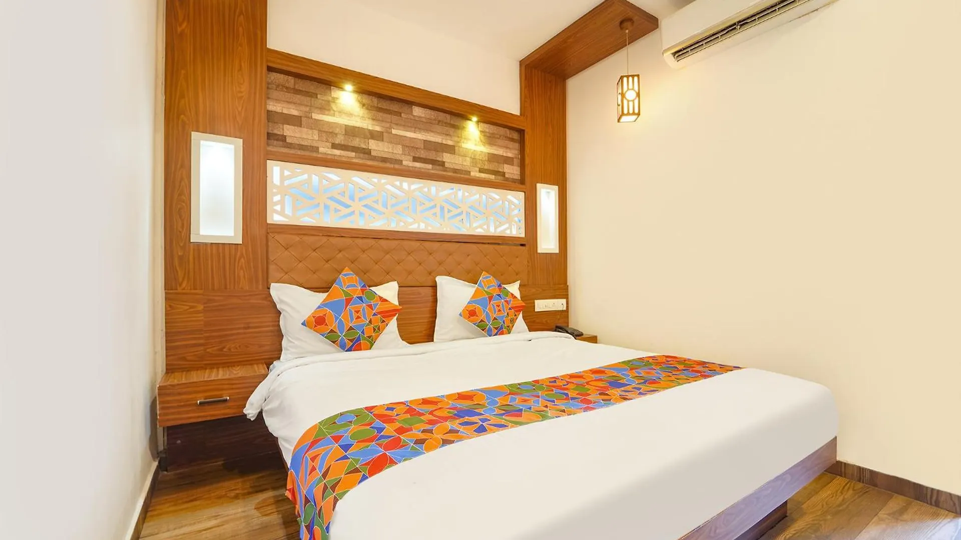 Fabhotel Qube - 800M From Ernakulam Junction South Railway Station Kochi India
