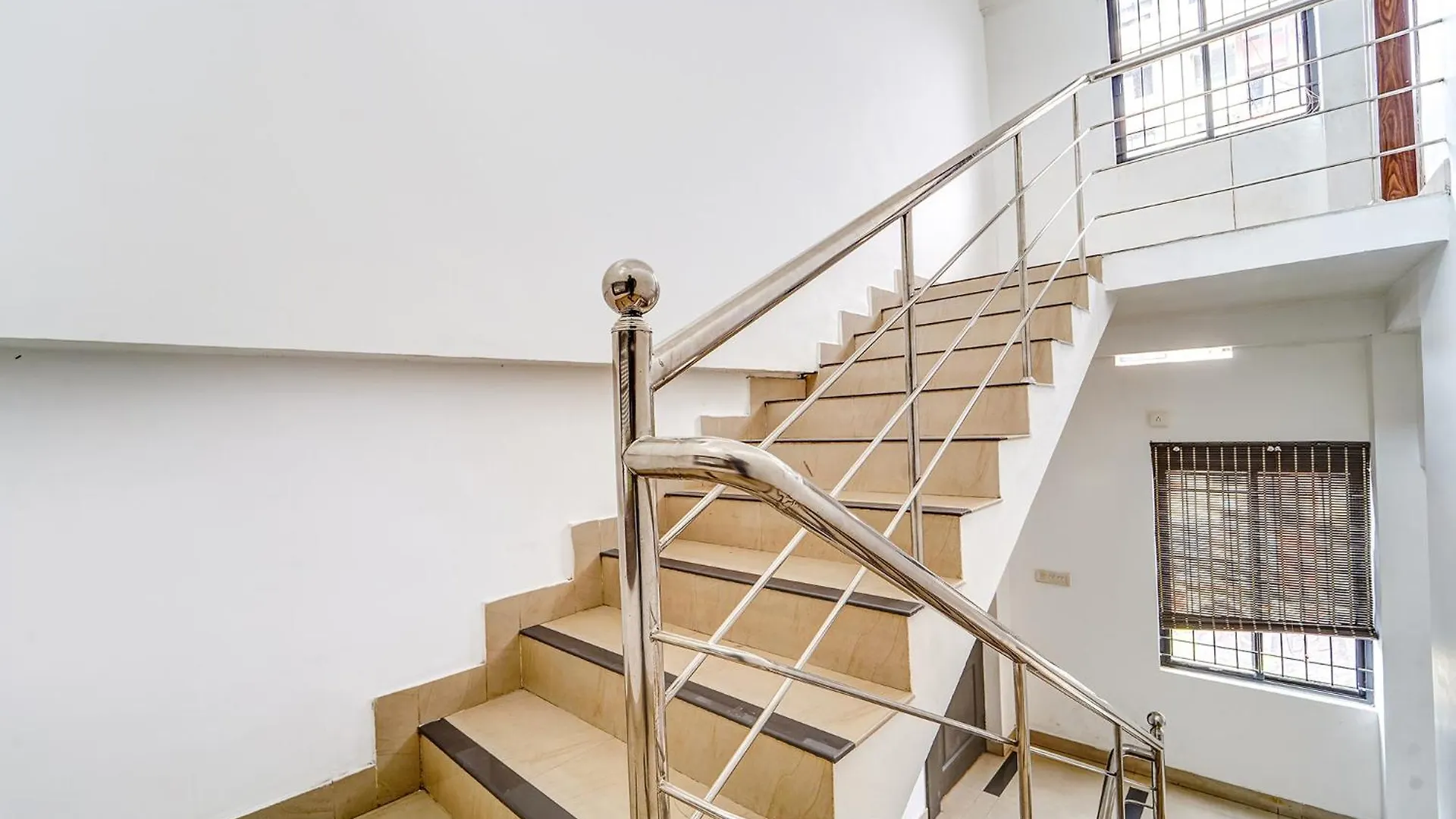 Fabhotel Qube - 800M From Ernakulam Junction South Railway Station Kochi India