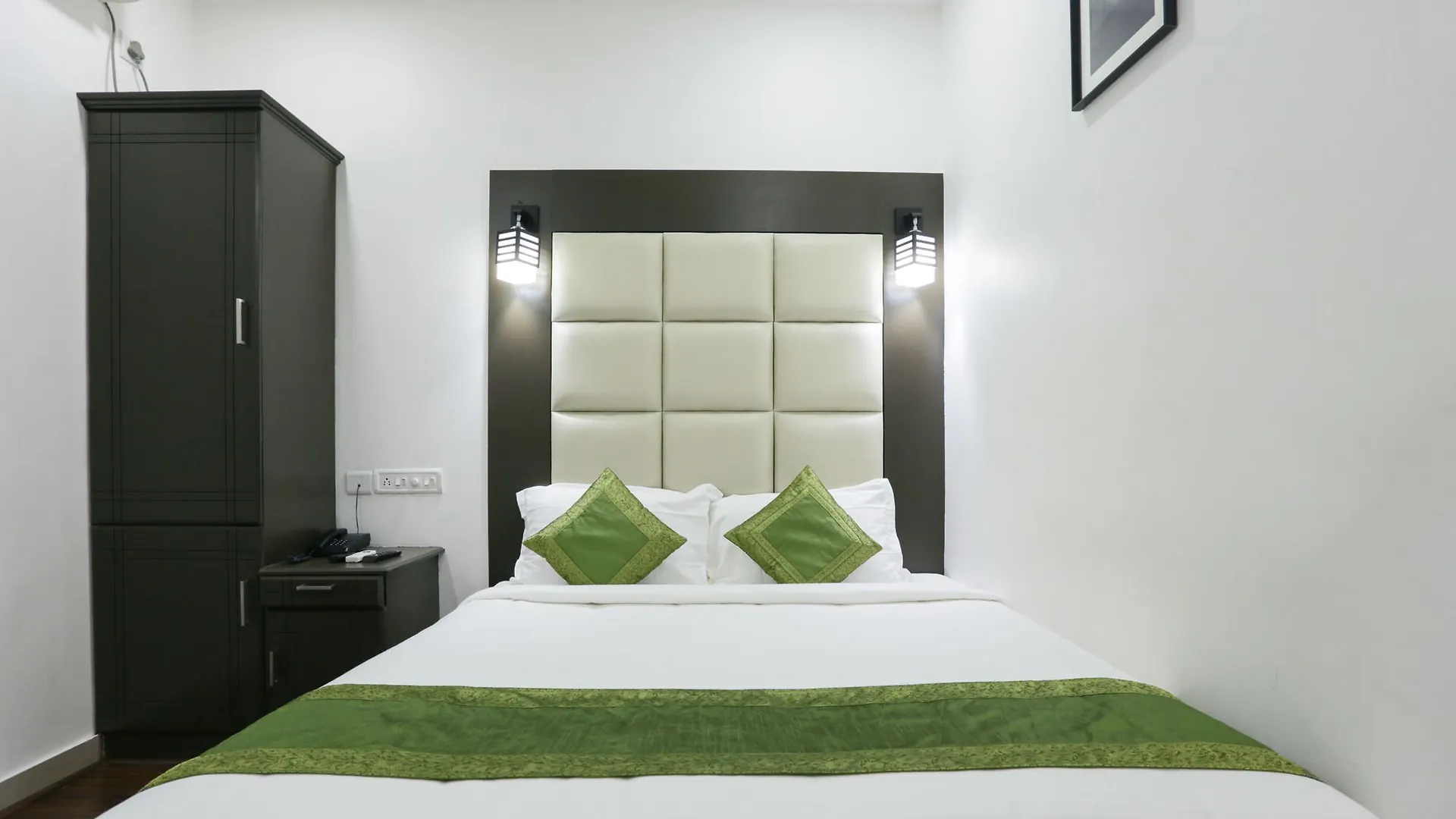 Fabhotel Qube - 800M From Ernakulam Junction South Railway Station Kochi