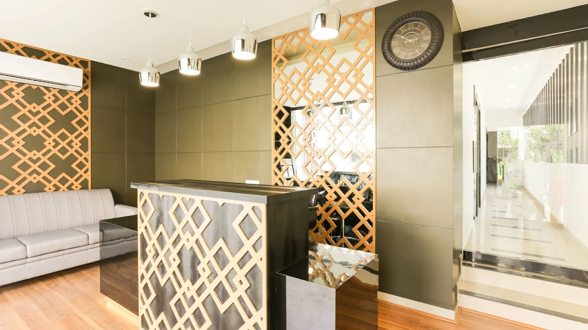 Fabhotel Qube - 800M From Ernakulam Junction South Railway Station Kochi India